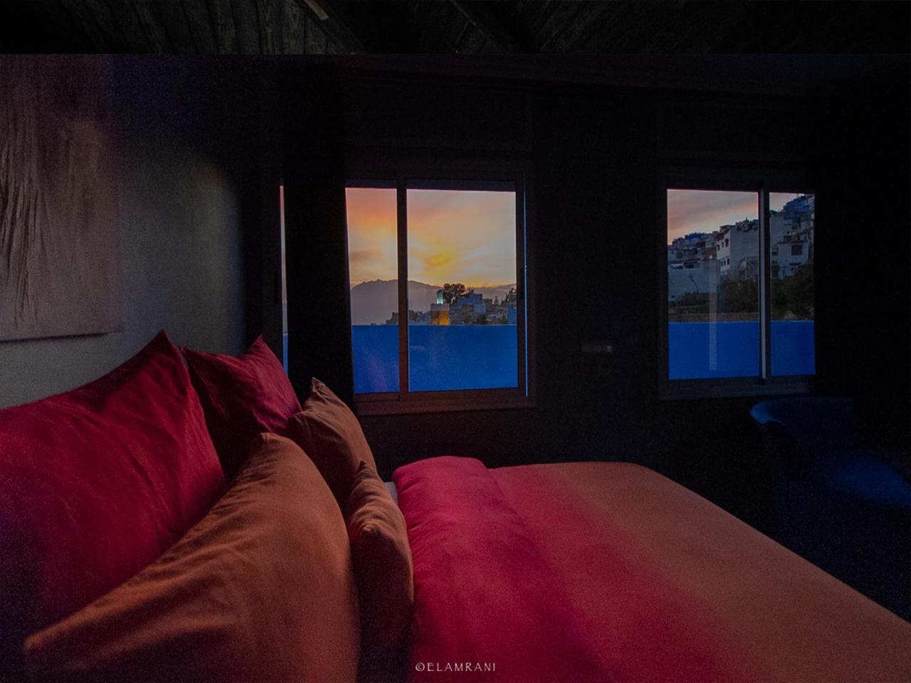 Habitación con cama extragrande y vistas a la montaña
